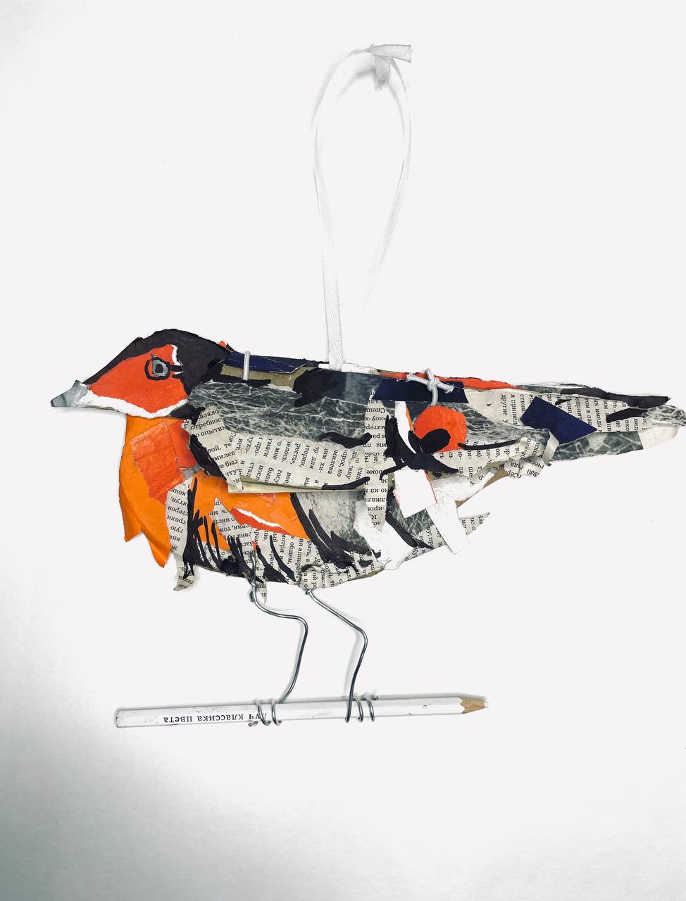 Творческая мастерская создаёт снегирей и приманивает удачу в новом году.