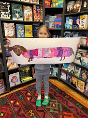 Творческая мастерская играет и создает портреты такс в дизайнерских костюмах с книжкой «Необходимая собака»