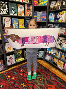 Творческая мастерская играет и создает портреты такс в дизайнерских костюмах с книжкой «Необходимая собака»