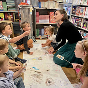 Музыкальная мастерская с Юлией Бадаловой. Теневой театр, музыка и танцы  с книжкой «Такой вот дом»